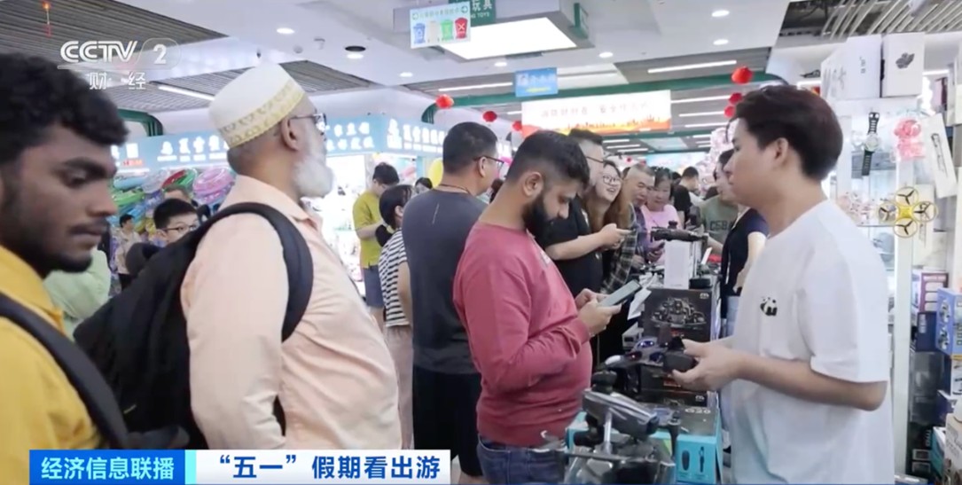 【国务院信息】旅游+购物 外国人提着行李箱来“扫货”