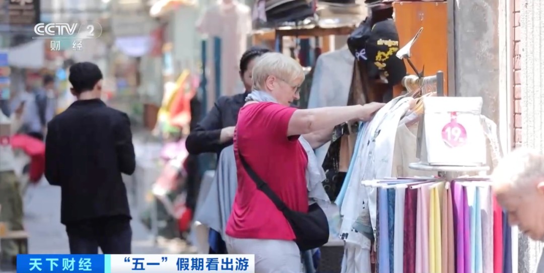 【国务院信息】旅游+购物 外国人提着行李箱来“扫货”