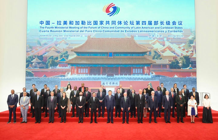 5月13日上午，国家主席习近平在北京国家会议中心出席中国－拉美和加勒比国家共同体论坛第四届部长级会议开幕式并发表主旨讲话。这是习近平同与会嘉宾集体合影。新华社记者 丁海涛 摄