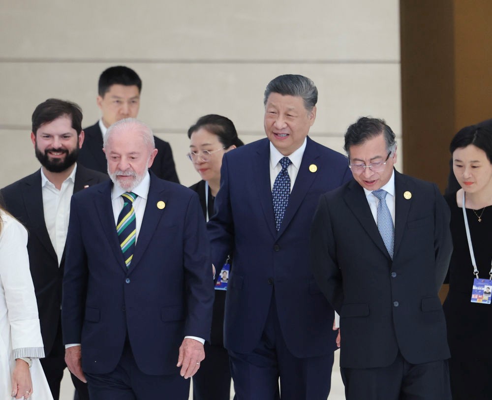5月13日上午，国家主席习近平在北京国家会议中心出席中国－拉美和加勒比国家共同体论坛第四届部长级会议开幕式并发表主旨讲话。这是习近平同与会嘉宾出席开幕式。新华社记者 丁海涛 摄