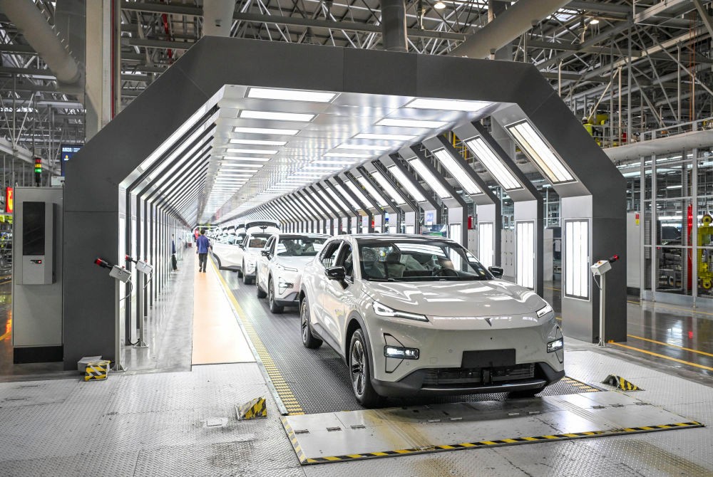 2025年1月9日在位于重庆市渝北区的长安汽车数智工厂总装车间拍摄的即将下线的新能源汽车。新华社记者 王全超 摄