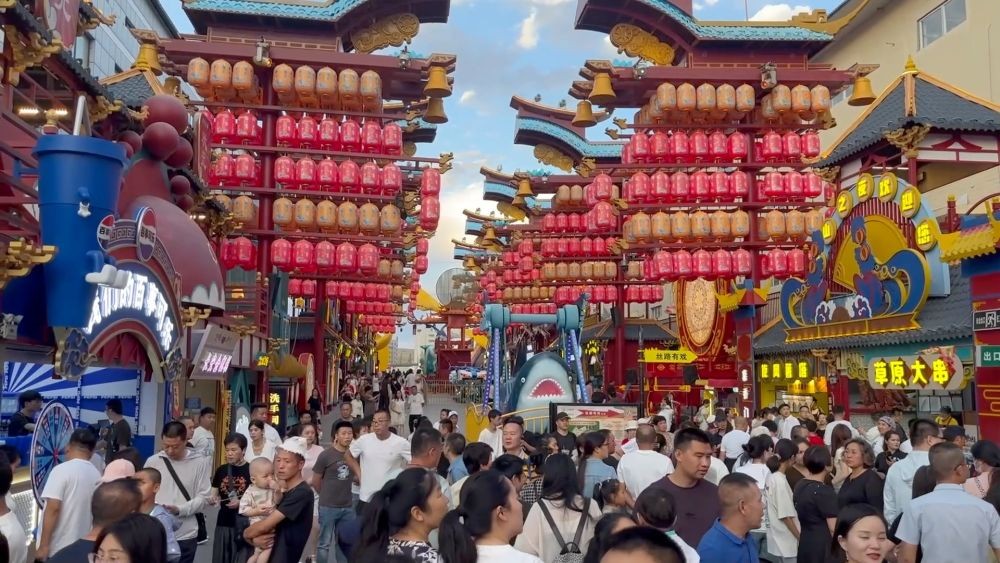 【国务院信息】新华视点｜暑期文旅市场亮点纷呈：从清凉游到主题展