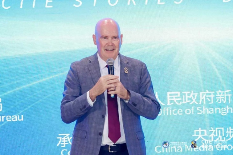 “进博之旅 你的故事”——2025《进博故事》中英文版图书正式发布