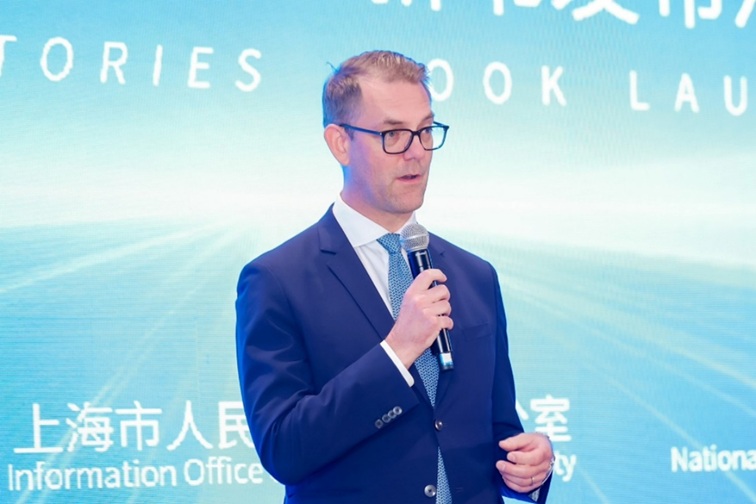 “进博之旅 你的故事”——2025《进博故事》中英文版图书正式发布