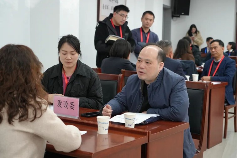 人大代表携“金点子”赴会!民生诉求“当面提”,部门回应“马上办” 人大代表携“金点子”赴会!民生诉求“当面提”,部门回应“马上办”