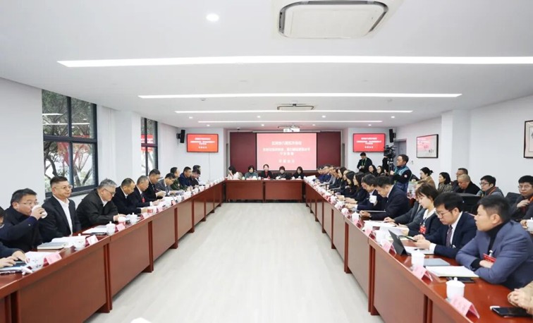 汇聚委员智慧，共商发展大计！区政协举行联组讨论