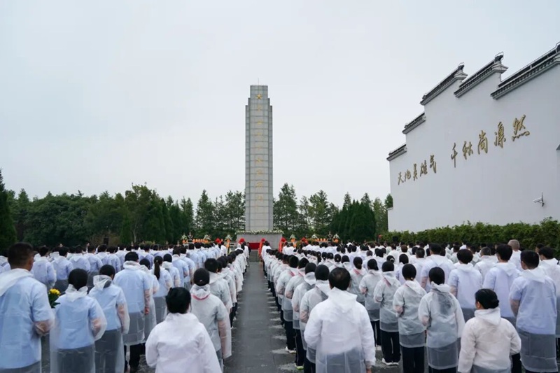 赓续英烈精神，勇担时代使命，青浦区各界人士向人民英雄敬献花篮