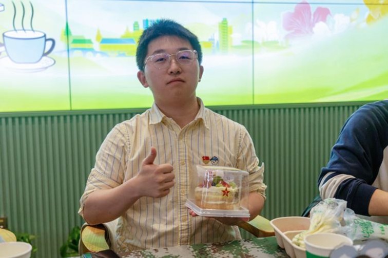 双拥芳“啡”，共赴一场咖啡与热血的甜蜜之约！