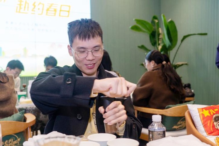 双拥芳“啡”，共赴一场咖啡与热血的甜蜜之约！