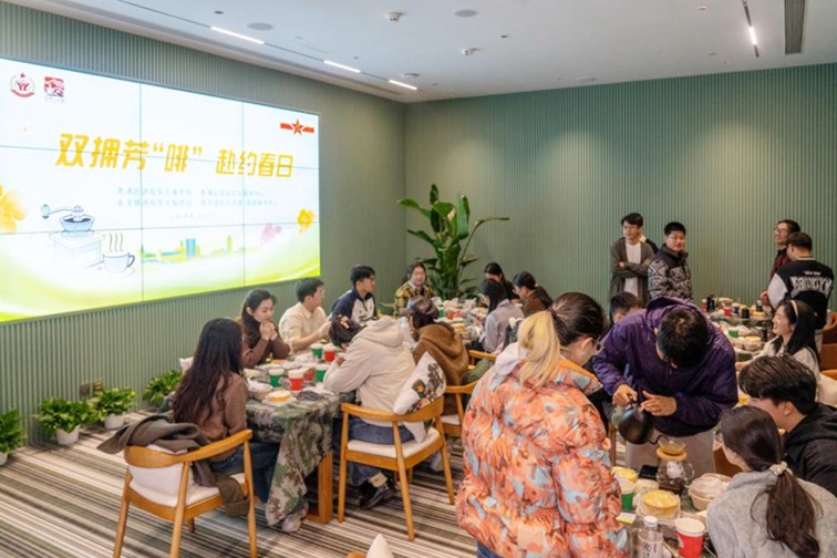 双拥芳“啡”，共赴一场咖啡与热血的甜蜜之约！
