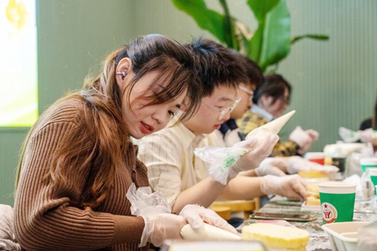 双拥芳“啡”，共赴一场咖啡与热血的甜蜜之约！