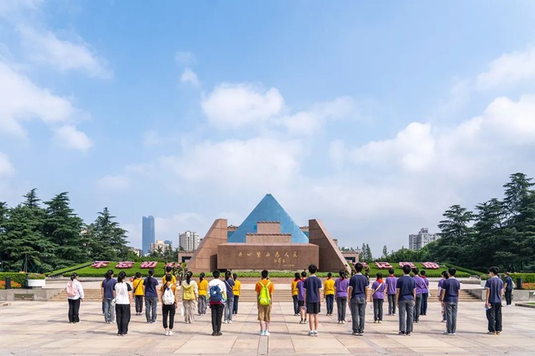 筑梦青励研学 共建国家安全——区退役军人局组织开展暑期中小学生双拥和国防教育主题活动