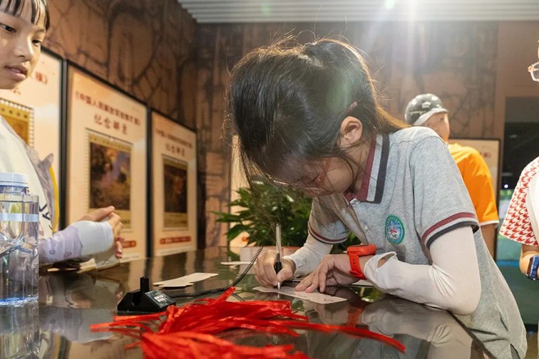 筑梦青励研学 共建国家安全——区退役军人局组织开展暑期中小学生双拥和国防教育主题活动