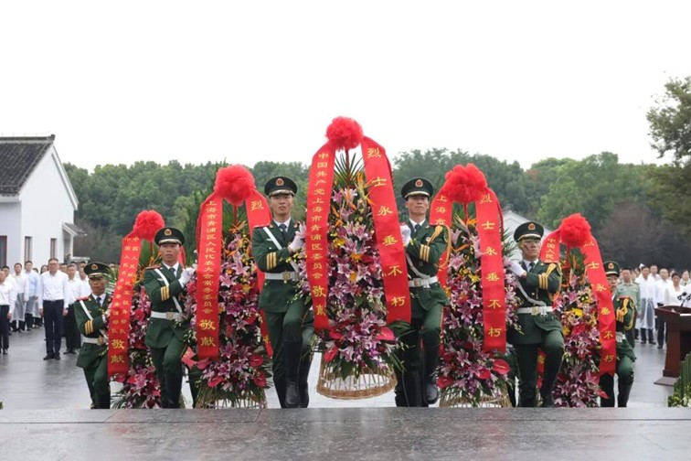 赓续英烈精神，勇担时代使命，青浦区各界人士向人民英雄敬献花篮