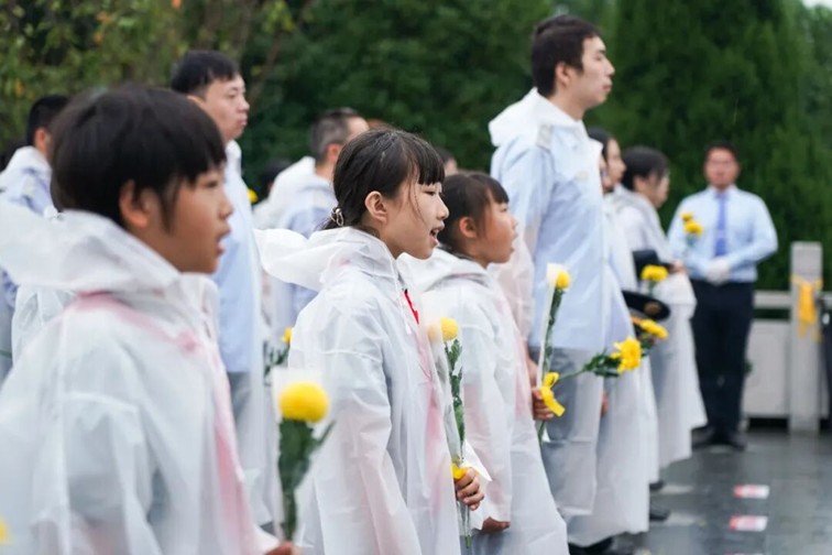 赓续英烈精神，勇担时代使命，青浦区各界人士向人民英雄敬献花篮