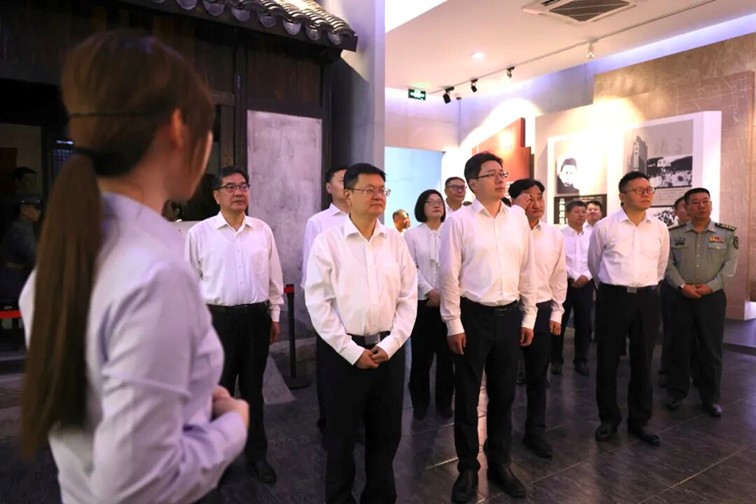 赓续英烈精神，勇担时代使命，青浦区各界人士向人民英雄敬献花篮