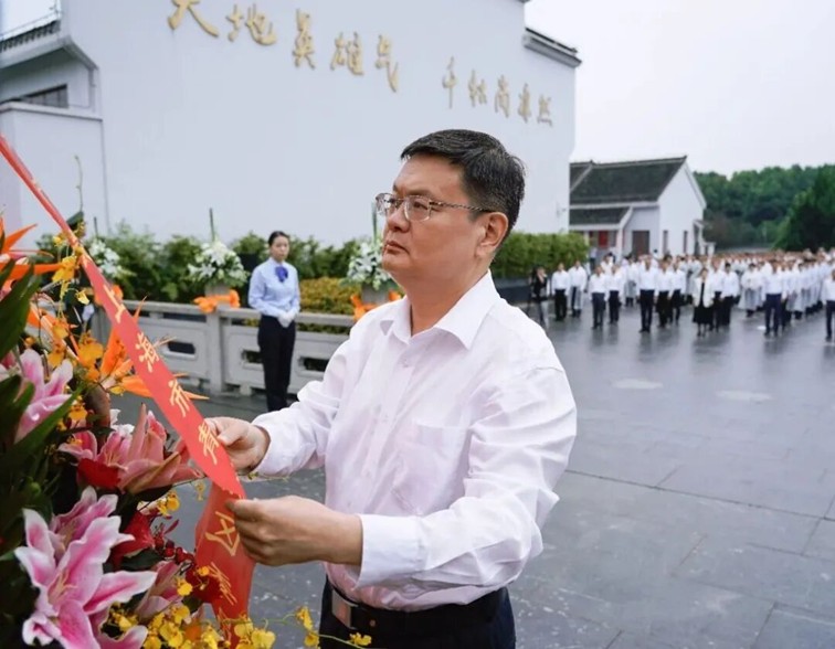 赓续英烈精神，勇担时代使命，青浦区各界人士向人民英雄敬献花篮