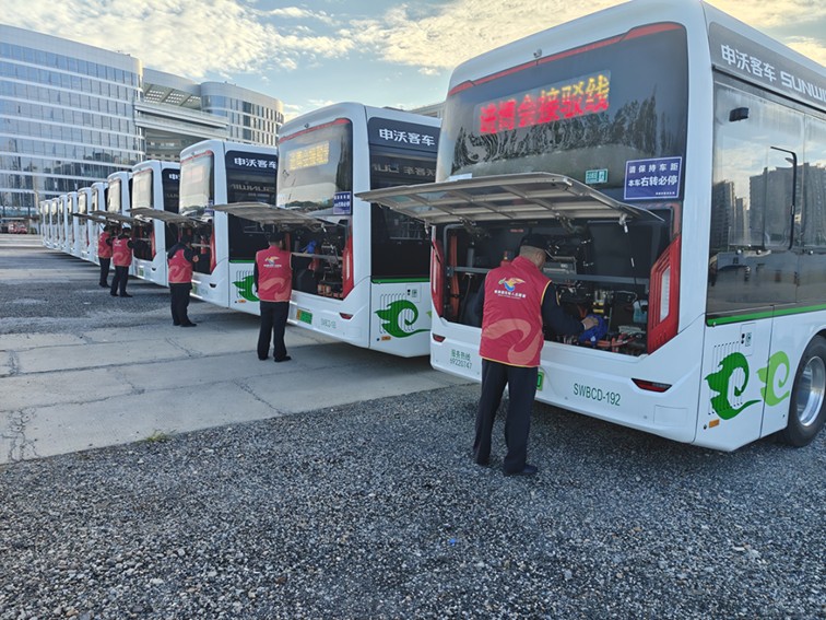 进博一线再“集结”,退役军人展风采 进博一线再“集结”,退役军人展风采