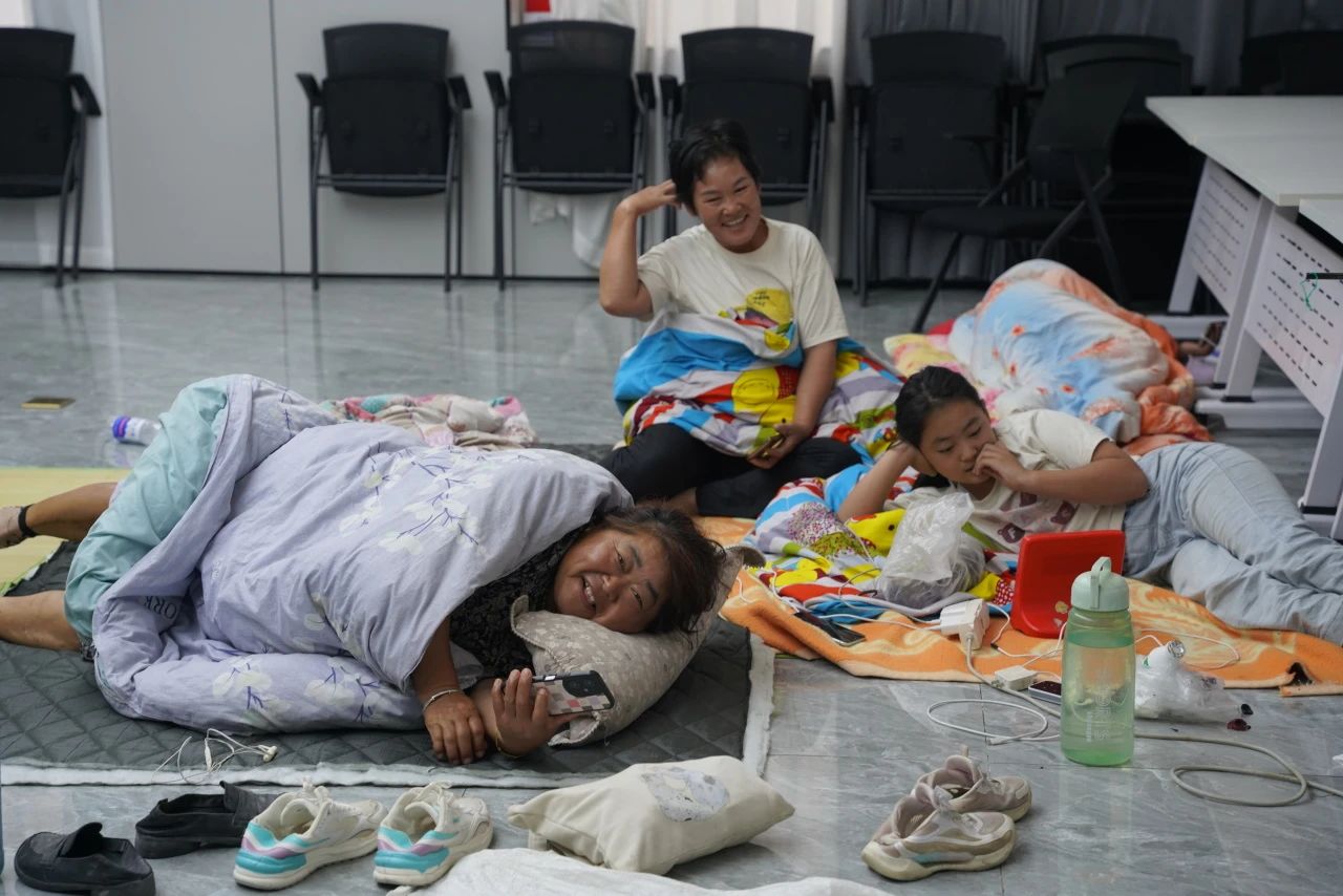 迎战“竹节草”，建设者安全转移！青浦区香花桥街道辖区工人获暖心安置