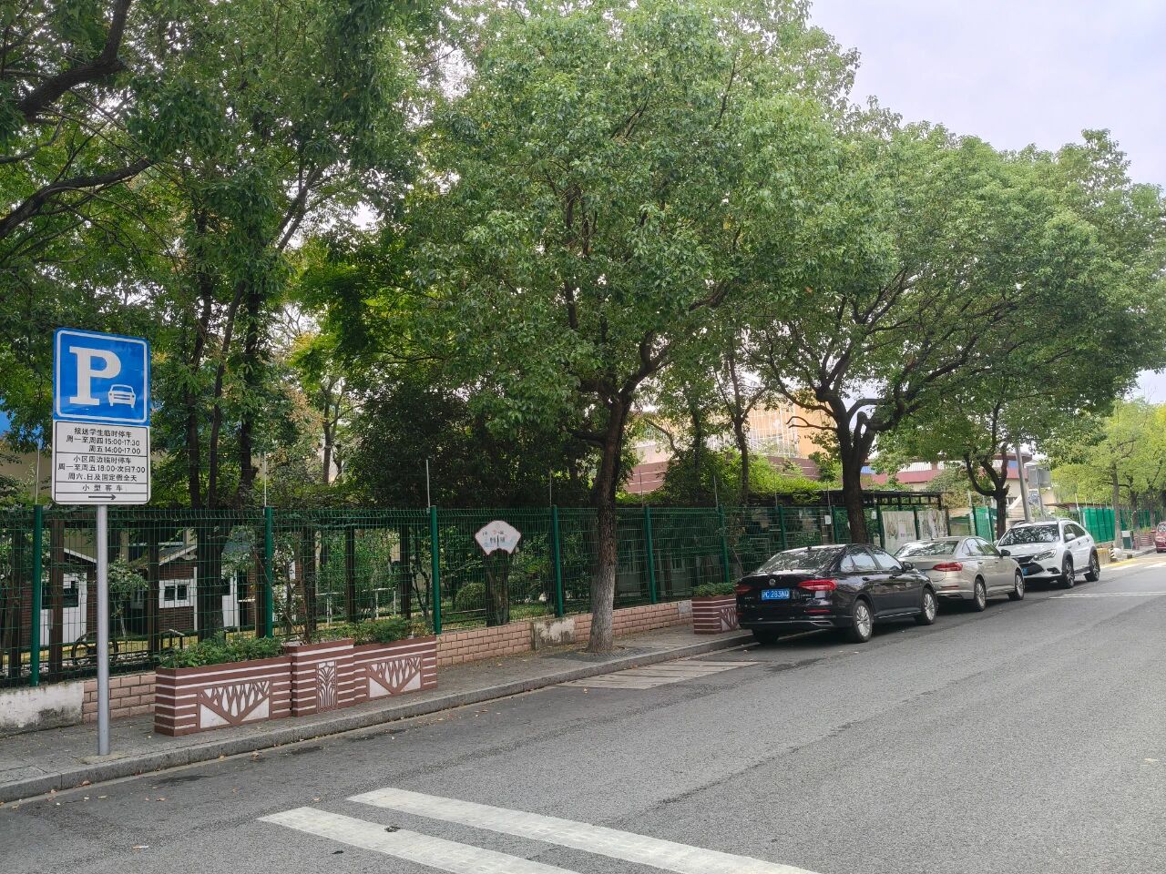 告别“斜着停”“压草坪”！多部门联动，青浦区香花桥街道老小区停车也能“规规矩矩”~