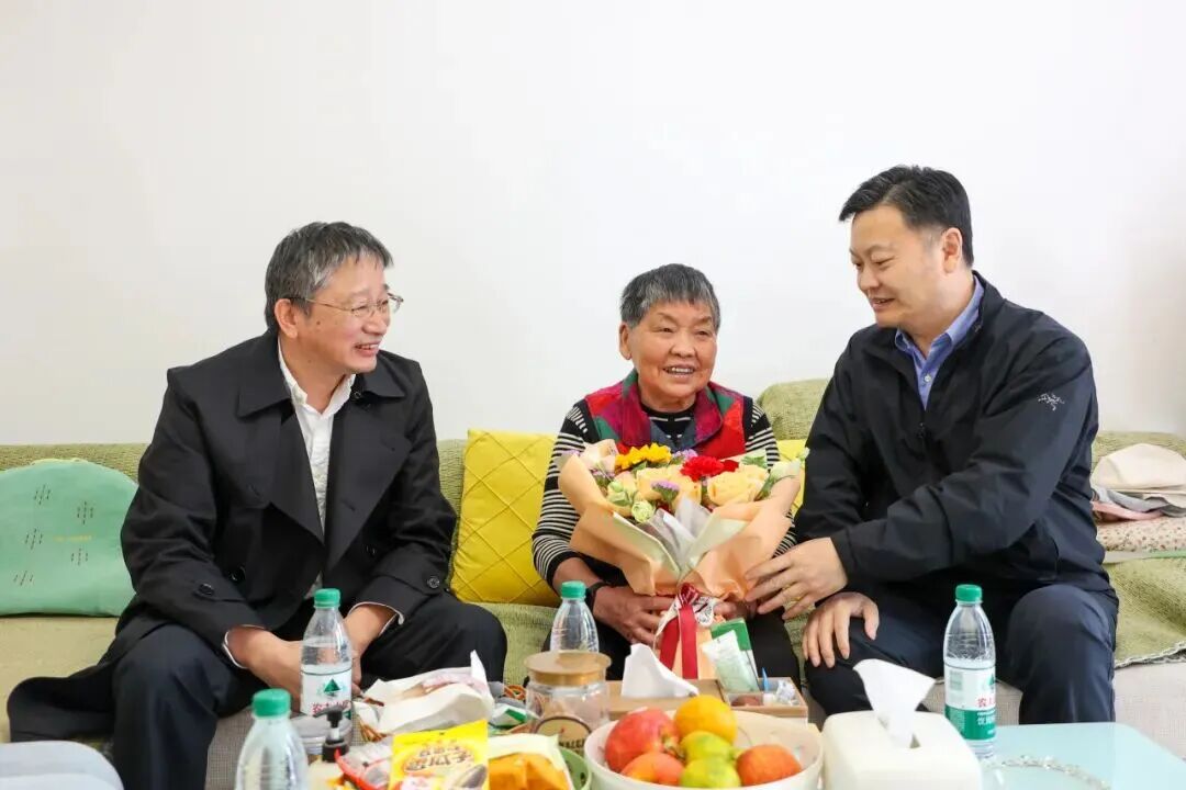 【走访慰问】金秋敬桑榆 温情暖重阳——区、街道领导走访慰问青浦区香花桥街道烈属、退休老干部