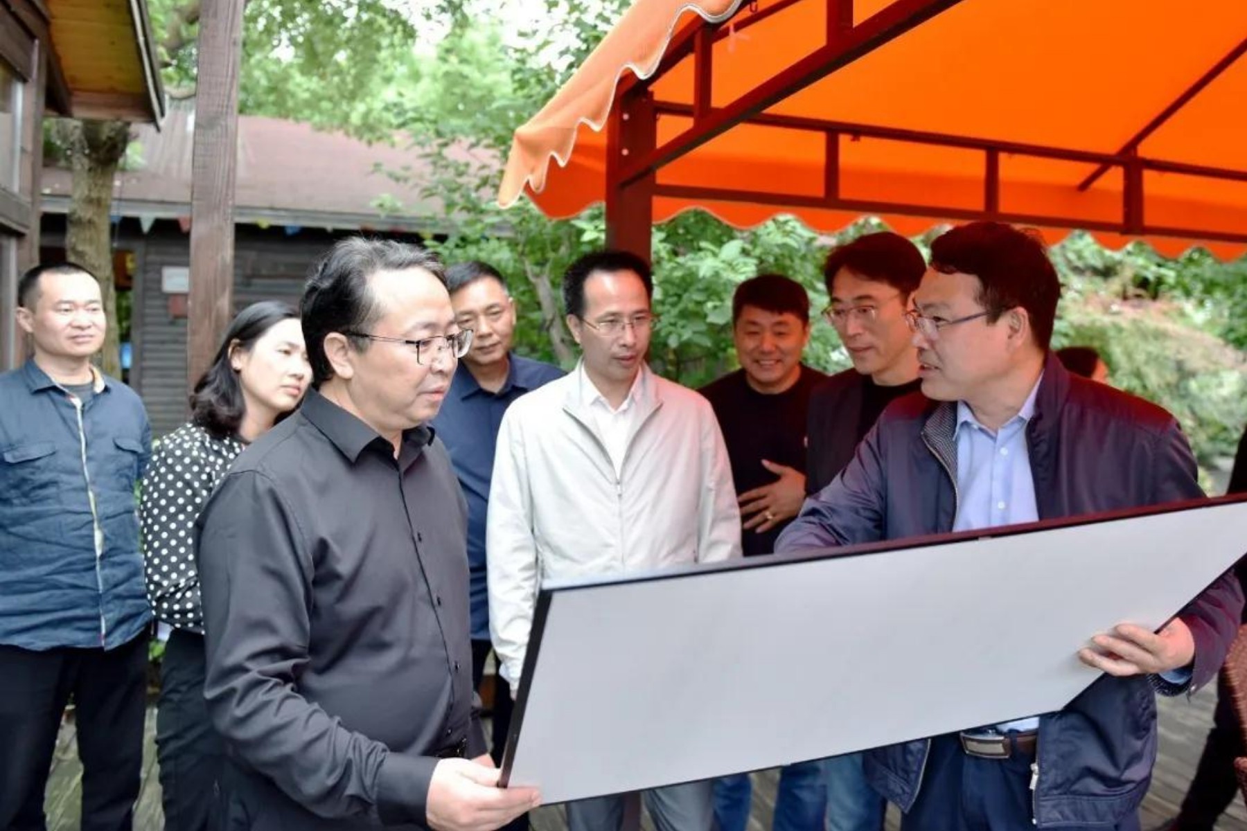 5月26日,市委办公厅副主任唐晓腾,市农业农村委副主任黎而力一行来我