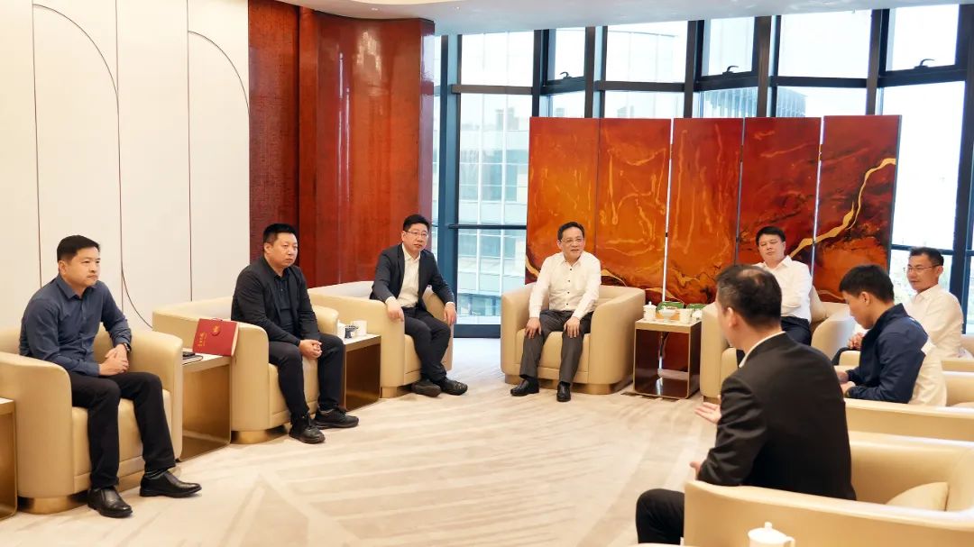 全力推动出海企业总部聚集发展，镇党委书记朱磊明调研徐泾重点企业