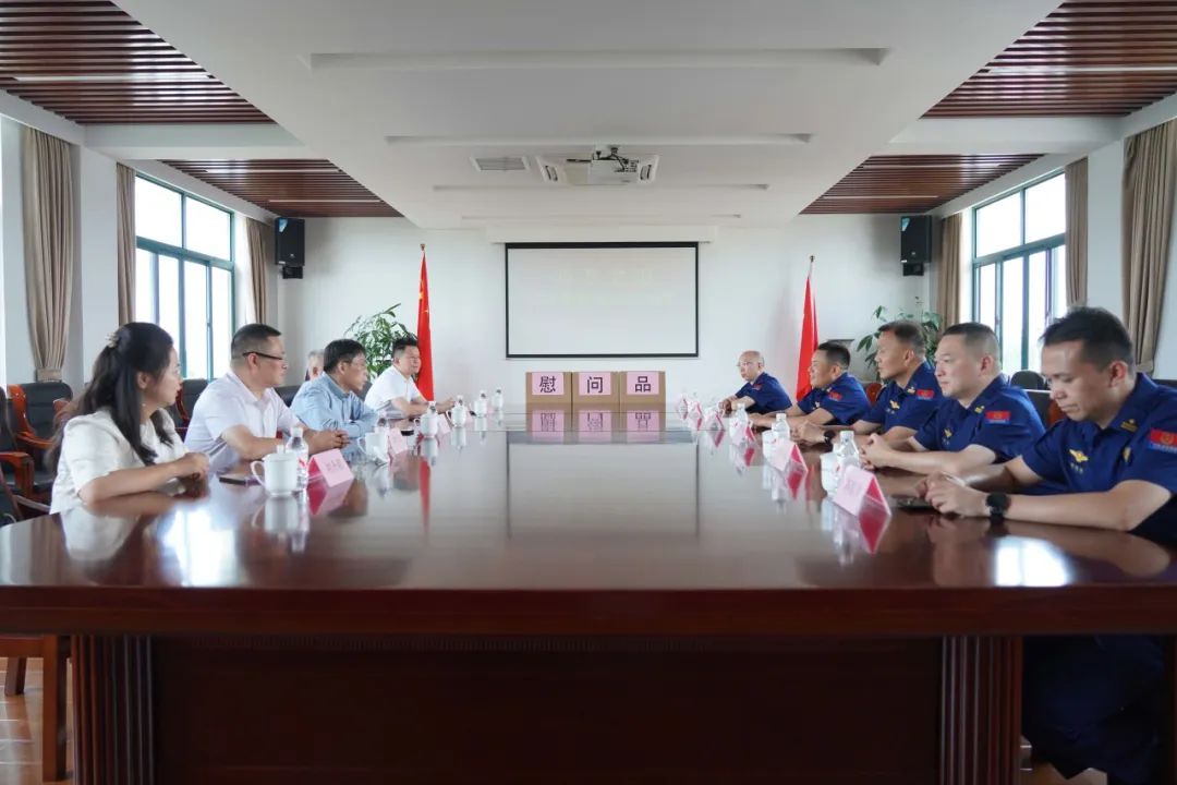 镇领导走访慰问区消防救援支队