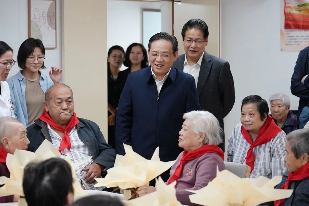 金秋重阳，敬老情浓，镇领导走访慰问高龄老人