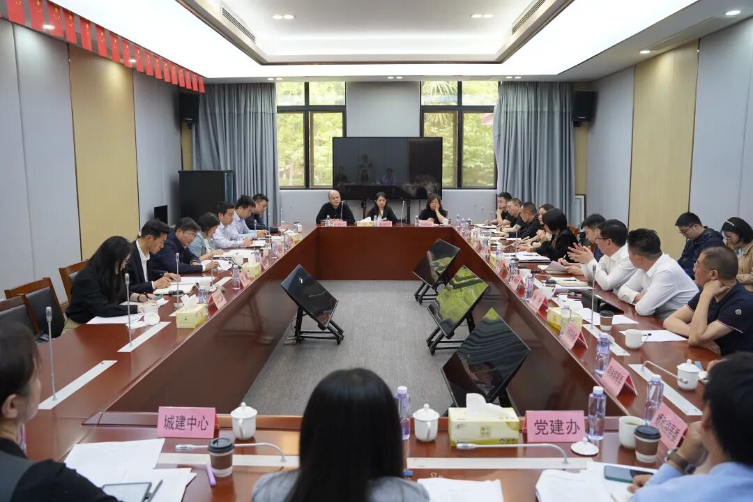 区领导调研徐泾党建引领物业治理工作