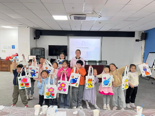 崧涵社区精心开展手绘环保袋活动