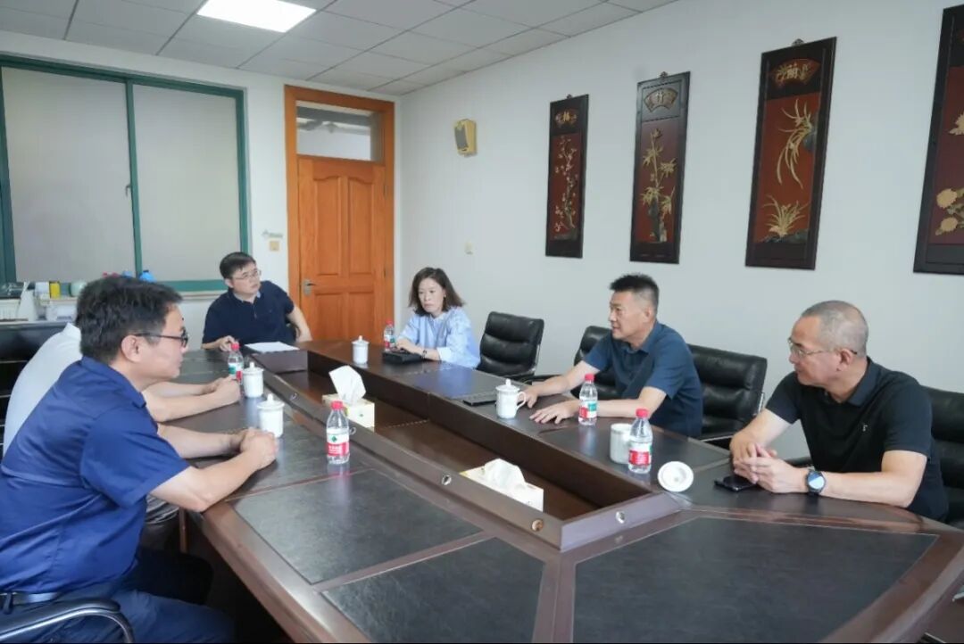 浓浓尊师情，殷殷重教心！朱家角镇党政、人大班子领导开展教师节慰问走访活动
