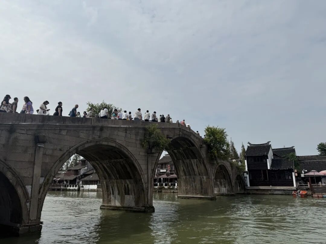 朱家角古镇游人如织，公安护航让“烟火气”满格又安全~