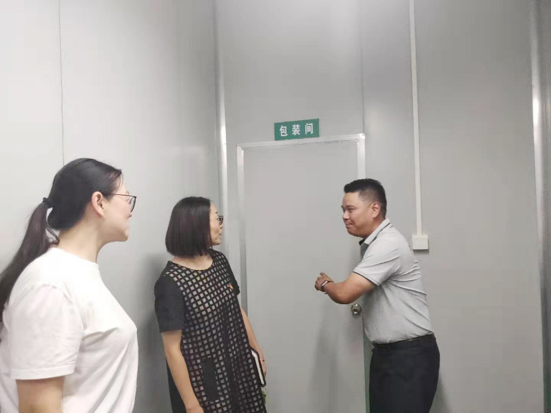 参观包装间.jpg