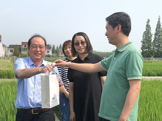 送上慰问品3.JPG