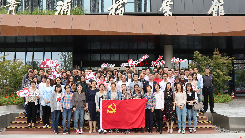 观展党员合照.JPG