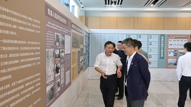 观展过程中交流.JPG