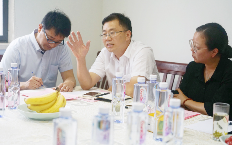上海海洋大学教授，上海河蟹产业体系首席专家 王成辉（中）.jpg