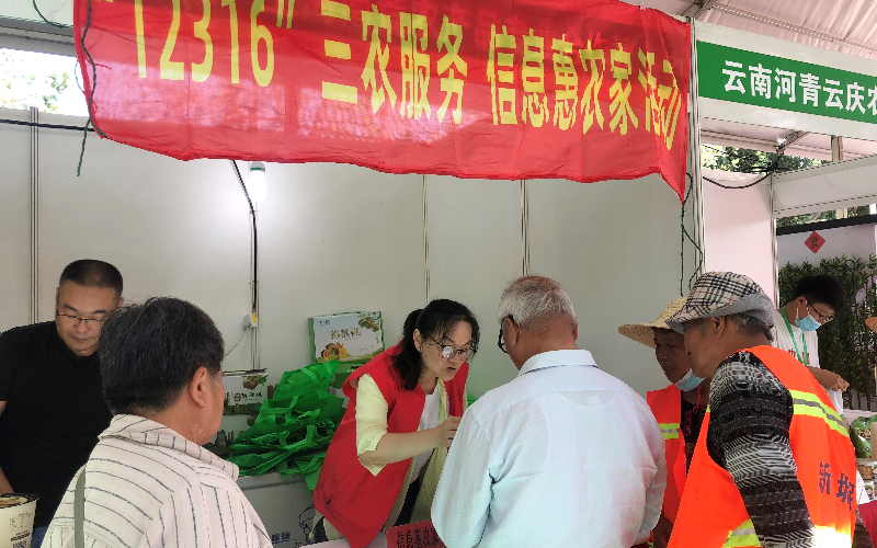 王华君副主任为农户解答问题.JPG