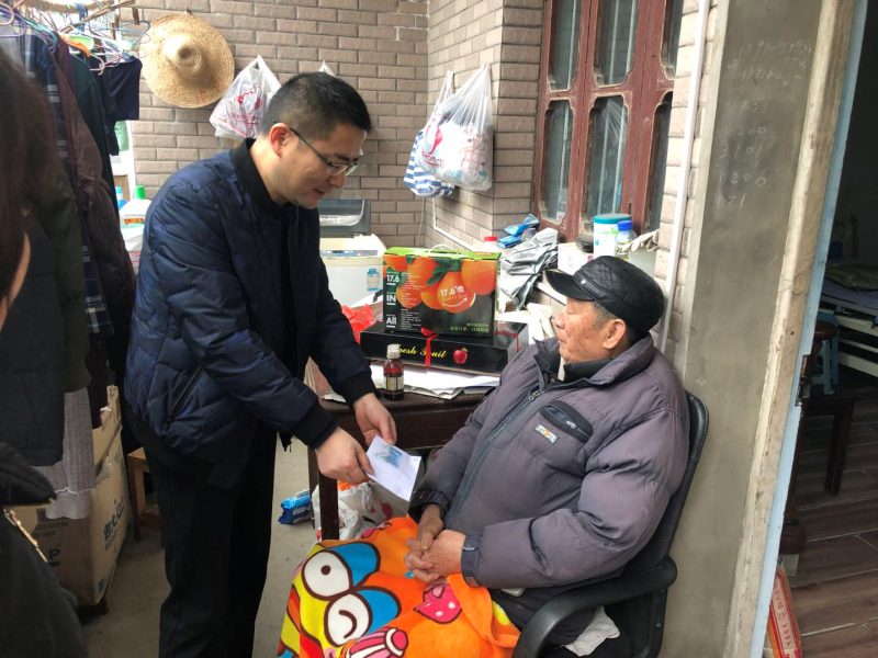 0513_085306_798.jpg 8△2019年1月,徐春荣在方夏村慰问困难党员.jpg