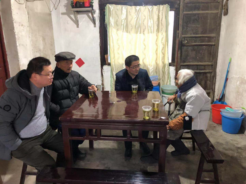 0513_085441_690.jpg 9△2019年2月徐春荣在方夏村农户家中推进一户两宅整治工作.jpg