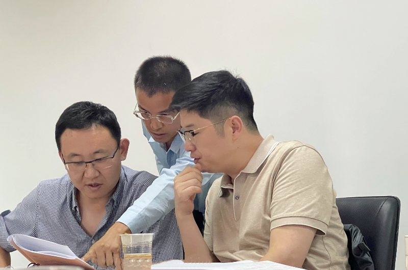 右一為上海市水產(chǎn)技術(shù)推廣站推廣科科長 李建忠.jpg