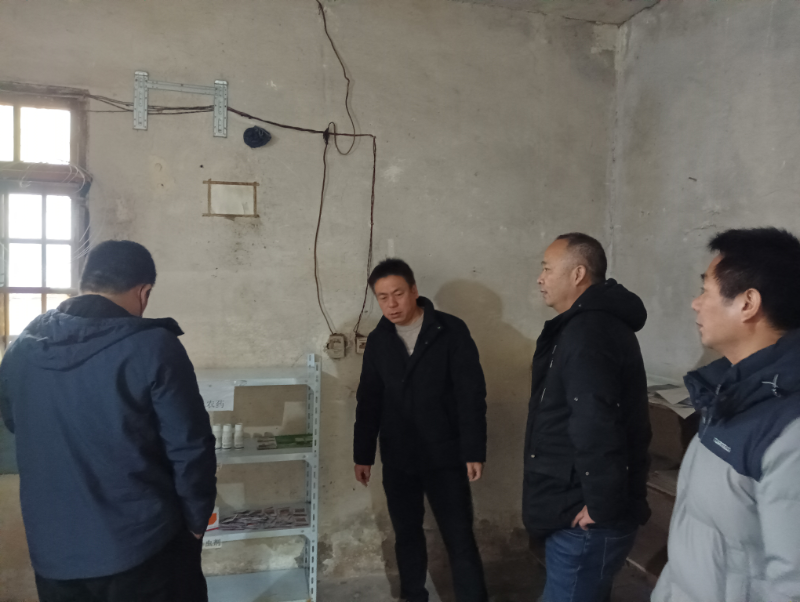 检查员检查合作社仓库.jpg