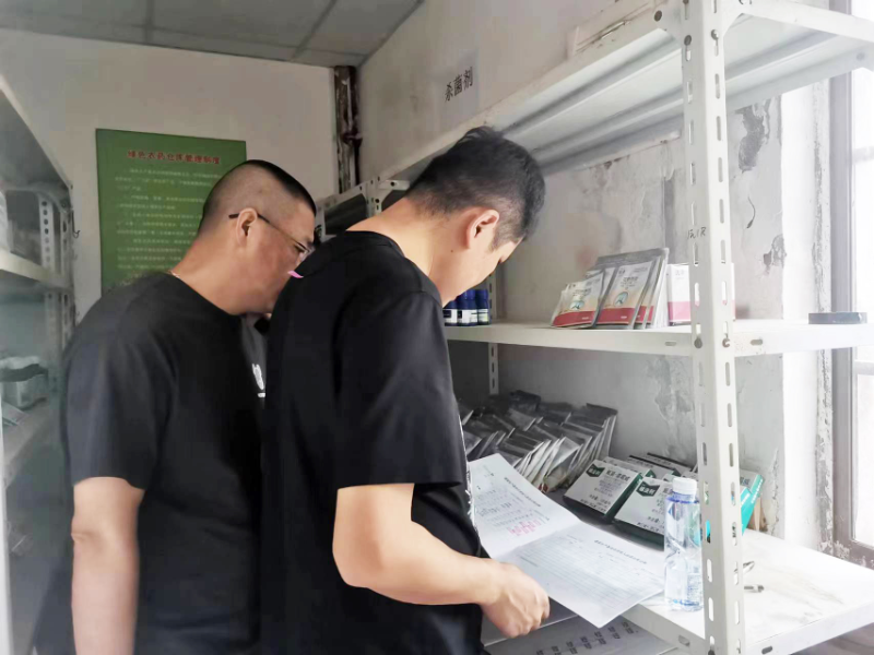 检查员检查农药仓库.jpg
