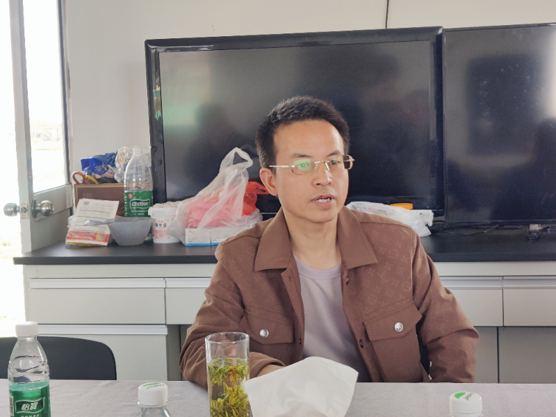 五一劳动奖章获得者，练塘镇农服中心高级工程师曾宪凯.jpg