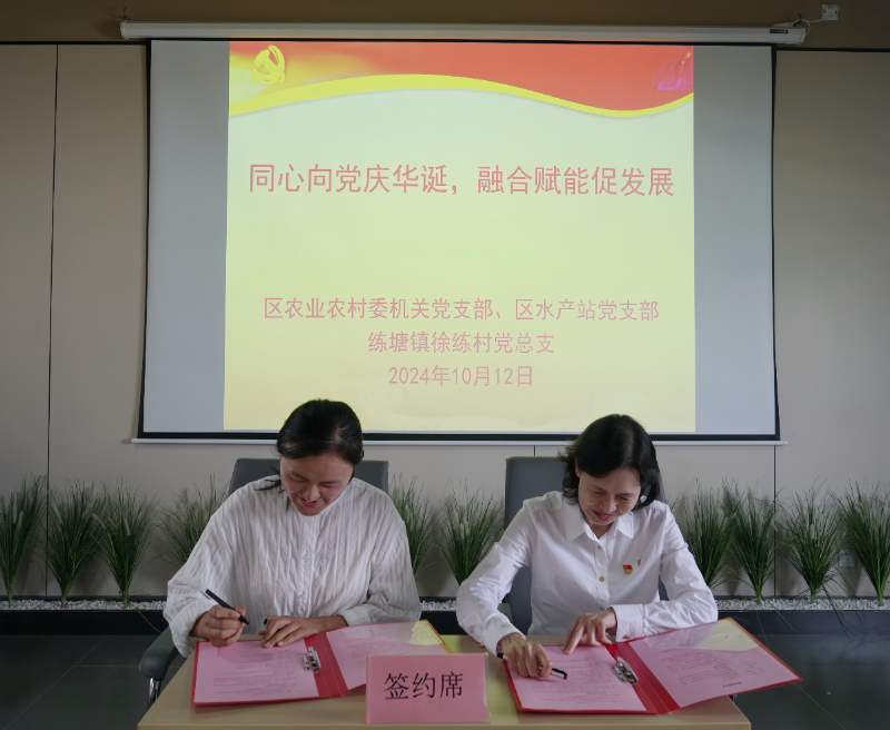 5 签约照1.jpg