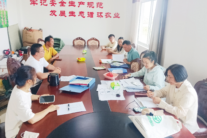 检查组在会议.jpg