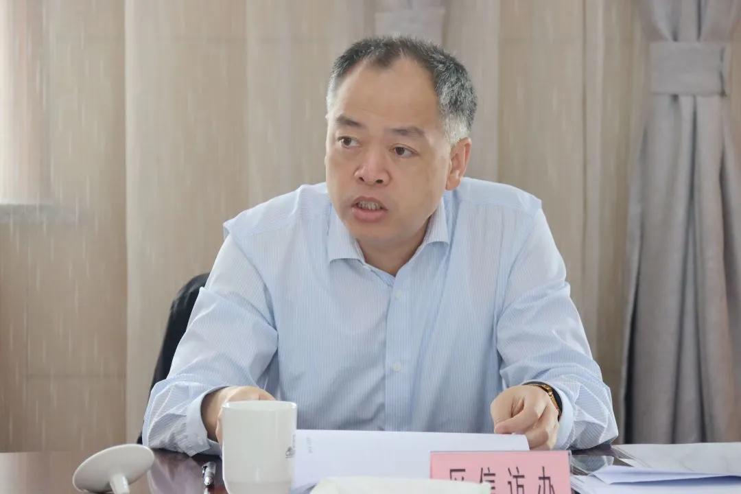 区信访办主任徐学军,区政法委副书记陈钢分别就白鹤镇在信访维稳和市