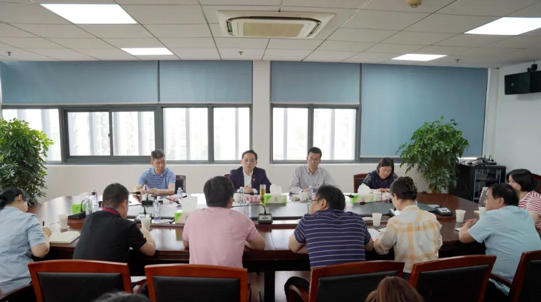 镇党委书记朱磊明,镇党委副书记张卫兴,副镇长陈栋辉,陈飞飞出席会议.