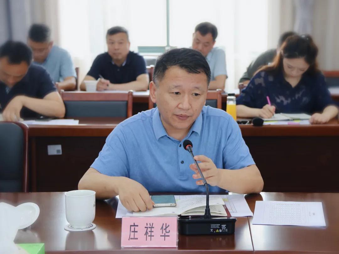 镇党委委员,副镇长庄祥华通报了当前公共安全形势,并就白鹤实际情况作